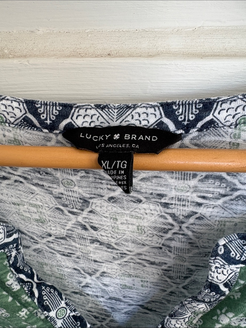Lucky Brand - Green & Navy Patterned V-Neck Top size XL - Picture 2 of 6